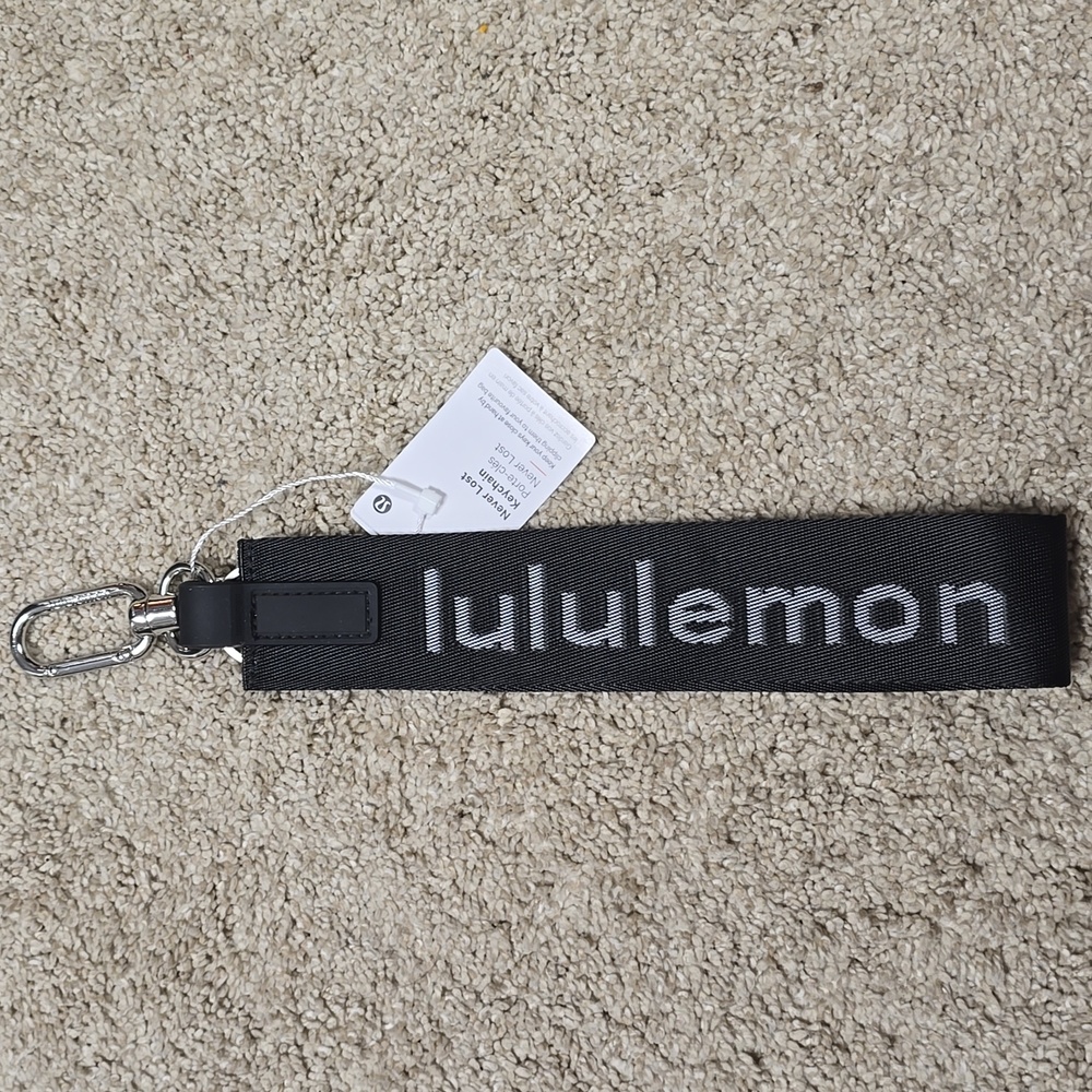 Lululemon Never Lost Keychain NWT Neutral Black/White - Picture 4 of 7